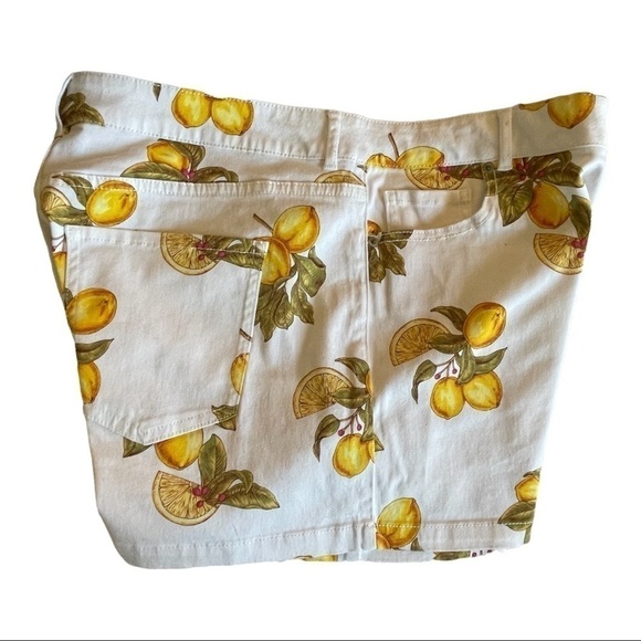 FOREVER 21 LEMON PRINT SHORTS SIZE 14 GREAT CONDITION - Picture 3 of 8